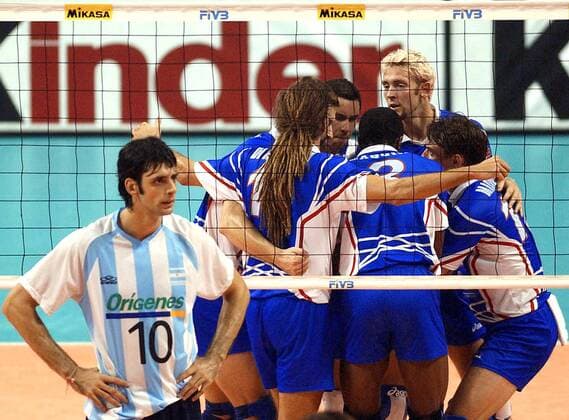 Mannschaftsjubel Frankreich, Alejandro Spajic (Argentinien) enttäuscht Volleyball WM Herren Weltmeisterschaft 2002, Länderspiel, Viertelfinale, Nationalmannschaft, Nationalteam, Nationaltrikot Gruppe Luna Park Buenos Aires Enttäuschung,  