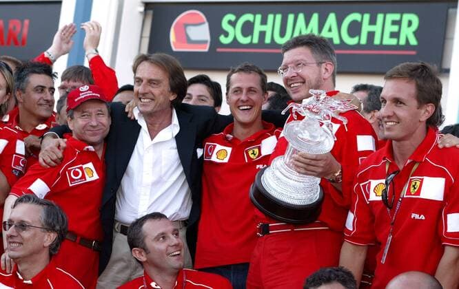 V.li.: Teamchef Jean Todt (Frankreich), Präsident Luca di Montezemolo (Italien), Michael Schumacher (Deutschland), Technikdirektor Ross Brawn (England) und Testfahrer Luciano Burti (Brasilien alle Ferrari) feiern den Gewinn der Weltmeisterschaft Motorsport Grand Prix Herren Großer Preis von Frankreich 2002, Formel 1 Weltmeisterschaft, F1, F, GP, WM, Vdig, Teamfoto Gruppe Circuit de Nevers Magny-Cours Begeisterung, Freude,