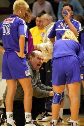 Trainer Dr. Hans-Jürgen Gerlach (Lützellinden) gibt seinem Team Anweisungen; li. Danilovic Handball 1. BL Damen Saison 2002 2003, TV Lützelinden Gruppe Gießen