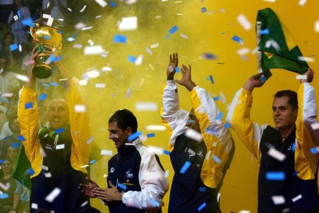 Nalbert Bitencourt (li., Brasilien) mit dem Weltmeisterpokal während der Siegerehrung Volleyball WM Herren Weltmeisterschaft 2002, Länderspiel, Nationalmannschaft, Nationalteam, Finale, Endspiel, Gruppe Luna Park Buenos Aires Freude,  
