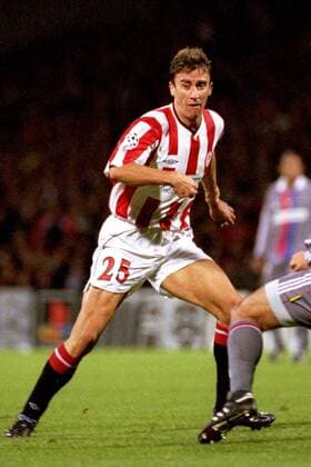 Paraskevas Antzas (Olympiakos) Fußball EC 1 Herren Champions League 2000 2001, Olympique Lyonnais - Olympiakos Piräus 1:0 Einzelbild Lyon Dynamik