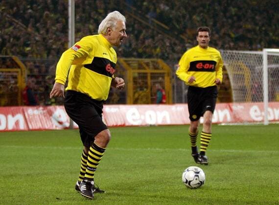 Fußballlegende Alfred Aki Schmidt (BVB) am Ball Fußball Herren Jürgen Kohlers Abschiedsspiel 2002, Borussia Dortmund Gruppe Westfalenstadion Dortmund