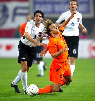 Michael Baur (li., Niederlande) gegen Boudewijn Zenden (Niederlande) Fußball Länderspiel Herren Europameisterschaftsqualifikation 2002, Qualifikation, Länderspiel, Nationalmannschaft, Nationalteam Gruppe Wien Dynamik, Kampf