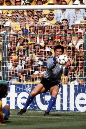 Torwart Dino Zoff (Italien) fängt den Ball Fußball WM Herren Weltmeisterschaft 1982, Länderspiel, Nationalmannschaft, Nationalteam, Nationaltrikot Einzelbild Barcelona