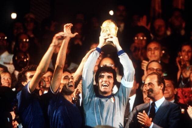 Torwart Dino Zoff (2.v.re.) präsentiert den Pokal, li. daneben Claudio Gentile und Bergomi (alle Italien), re. König Juan Carlos von Spanien Fußball WM Herren Weltmeisterschaft 1982, Länderspiel, Endspiel, Finale, Nationalmannschaft, Nationalteam Gruppe Barcelona Freude, Begeisterung,