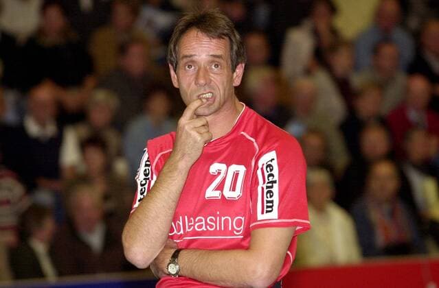Trainer Dr. Rolf Brack (Pfullingen) skeptisch Handball 1. BL Herren Saison 2002 2003, Lemgo - VfL Pfullingen 41:26, Vdig Einzelbild Lemgo Skepsis,