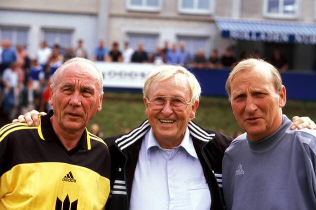 Trainerlegende Rudi Gutendorf (Mitte), Horst Eckel (li.) und Torwart Wolfgang Kleff (alle Deutschland) - im Benefizteam der oddset LottoElf unterwegs für die gute Sache Fußball Herren Benefizspiel 2002, Benefiz, Traditionsteam, Traditionsmannschaft, Benefizteam, Senioren, Vdia Gruppe Koblenz
