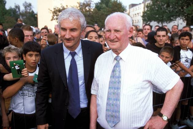 Teamchef Rudi Völler (li.) und sein Vater Kurt (beide Deutschland) Fußball Herren Verleihung der Ehrenbürgerschaft der Stadt Hanau 2002, Sportlerehrung, Sportlerauszeichnung Gruppe Hanau