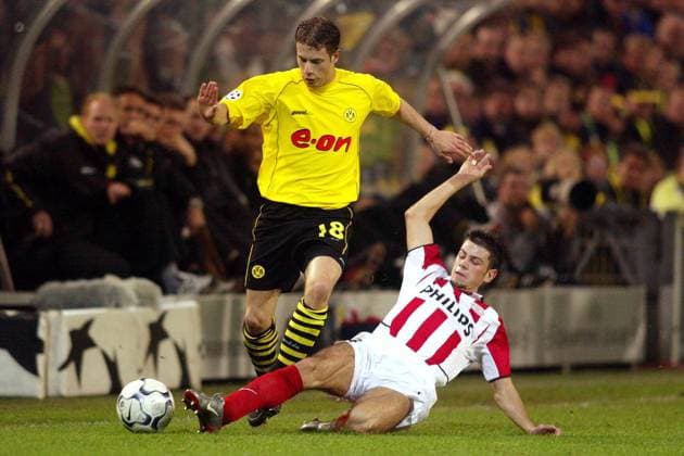 Lars Ricken (BVB, li.) gegen Mateja Kezman (Eindhoven) Fußball EC 1 Herren Champions League 2002 2003, Borussia Dortmund - PSV Eindhoven 1:1 Gruppe Westfalenstadion Dortmund Dynamik,