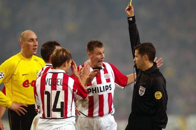Schiedsrichter Cardoso Cortez Batista Lucilio (Portugal) zeigt Ooijer (verdeckt) die gelbe Karte, Ernest Faber (2. v. re.) und Johann Vogel (alle Eindhoven) reklamieren; li. Jan Koller (BVB) Fußball EC 1 Herren Champions League 2002 2003, Borussia Dortmund - PSV Eindhoven 1:1 Gruppe Westfalenstadion Dortmund Spannung