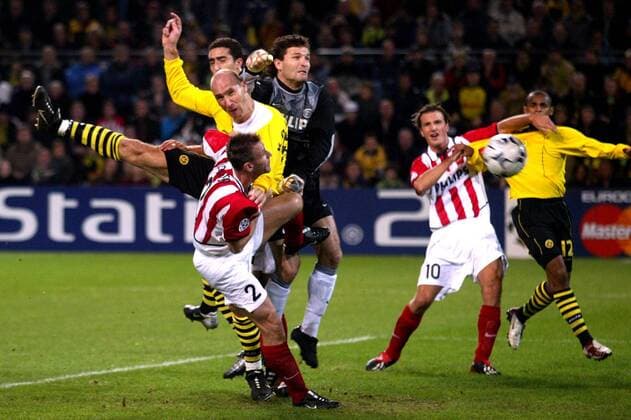 Jan Koller (Mitte, BVB) erzielt per Kopfball das 1:0, Torwart Ronald Waterreus (re.) und Andre Ooijer (li., beide Eindhoven) kommen zu spät Fußball EC 1 Herren Champions League 2002 2003, Borussia Dortmund - PSV Eindhoven 1:1 Gruppe Dortmund Dynamik,