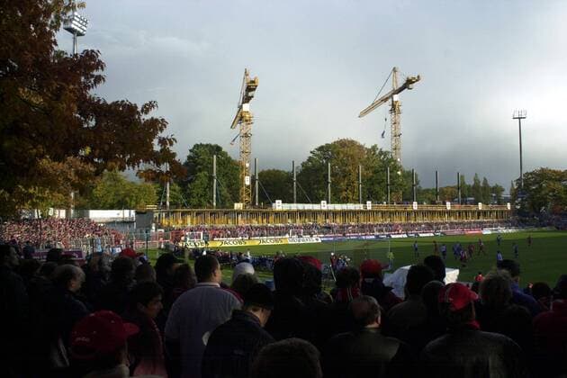 Stadionumbau in Cottbus - wo heute die Kräne im Stadion der Freundschaft in die Luft ragen, soll in nicht allzu ferner Zukunft eine schöne Tribüne stehen Fußball 1. BL Herren Saison 2002 2003, FC Energie Cottbus, Vdig, Renovierung Totale Stadion der Freundschaft Cottbus