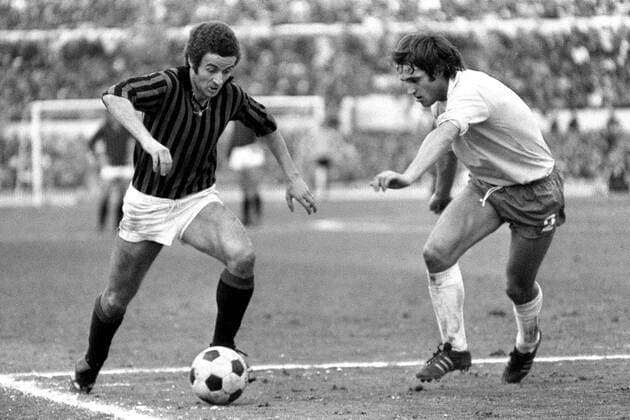 Luciano Chiarugi (Milan, li.) am Ball Fußball Herren Serie A 1974 1975, 1. Italienische Liga, AC Mailand - Lazio Rom 1:1 Gruppe Mailand Dynamik,