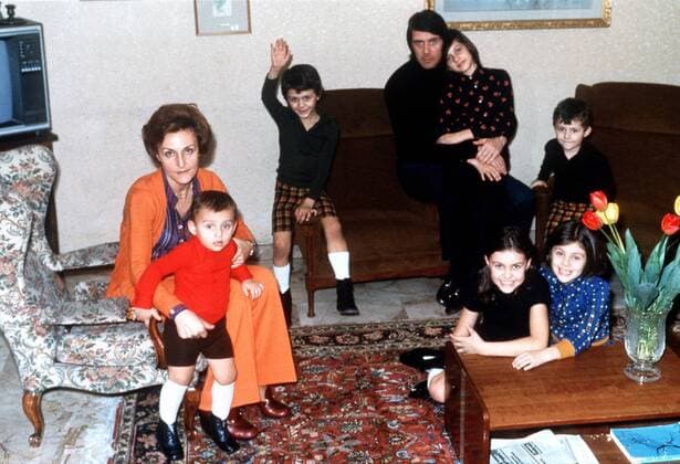 Cesare Maldini (Co-Trainer Milan) mit seiner Familie, li. Ehefrau Maria Luisa, 3.v.li. (winkend) Sohn Paolo Fußball Herren Homestory 1974, Shooting, Fotoshooting, Fototermin, Fotostory, privat, AC Mailand Gruppe Mailand