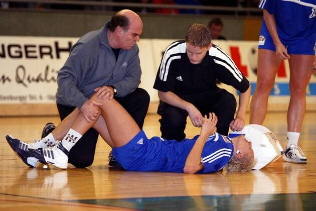 Milica Danilovic wird von Betreuer Christopher Monz (re.) und Trainer Dr. Hans-Jürgen Gerlach (alle Lützellinden) behandelt Handball 1. BL Damen Saison 2002 2003, TV Lützelinden Gruppe Gießen