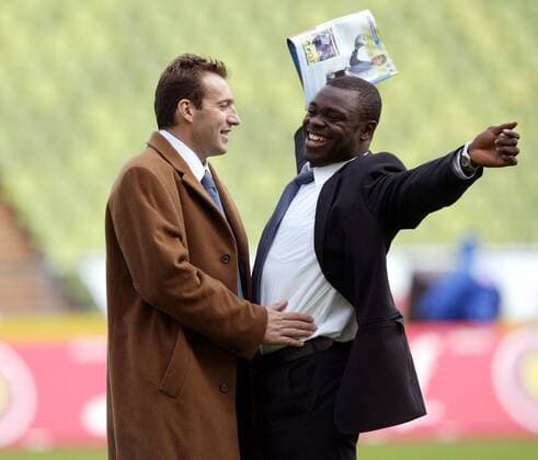 Marc Wilmots (li.) und Gerald Asamoah (beide Schalke) machen ein Späßchen Fußball 1. BL Herren Saison 2002 2003, München - FC Schalke 04 3:0, Vdig Gruppe München Freude