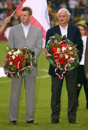 Teamchef Rudi Völler (re.) und Bundestrainer Michael Skibbe (beide Deutschland) werden zum Saisonauftakt für ihre Erfolge mit der Nationalmannschaft geehrt Fußball Herren Saison 2002 2003, Nationalmannschaft, Nationalteam, Vdig Gruppe Westfalenstadion Dortmund