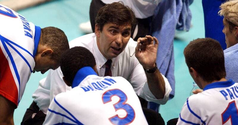Nationaltrainer Philippe Blain (Frankreich) im Gespräch mit seiner Mannschaft Volleyball WM Herren Weltmeisterschaft 2002, Länderspiel, Nationalmannschaft, Nationalteam, Gruppe Orfeo Superdomo Buenos Aires  