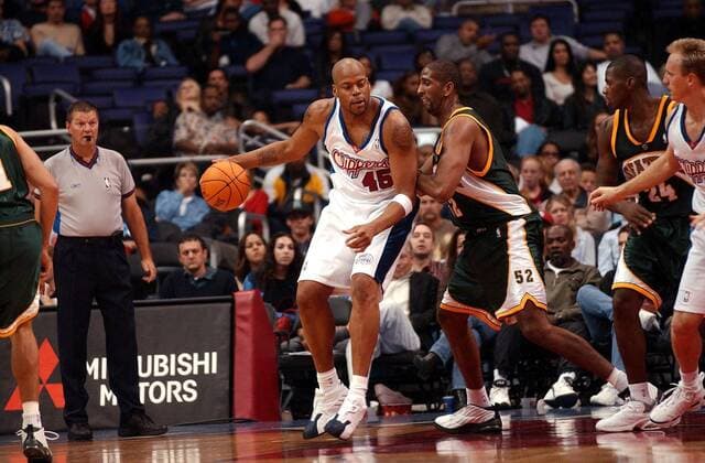 Bilder des Tages - SPORT Sean Rooks (li., Clippers) gegen Calvin Booth (Sonics) Basketball Herren NBA 2002 2003, L.A. Clippers - Seattle Supersonics 119:116 Gruppe Staples Center Los Angeles Dynamik,