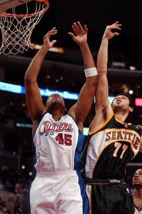 Sean Rooks (li., Clippers) wird von Vladimir Radmanovic (Sonics) beim Korbwurf gestört Basketball Herren NBA 2002 2003, L.A. Clippers - Seattle Supersonics 119:116 Gruppe Staples Center Los Angeles Dynamik,