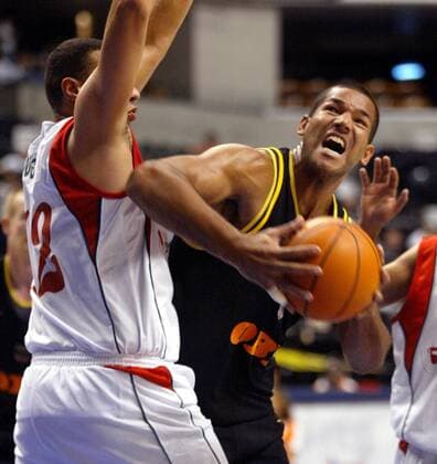Stephen Arigbabu (re., Deutschland) gegen Boughedir (Algerien) Basketball WM Herren Weltmeisterschaft 2002, Länderspiel, Gruppenspiel, Gruppe C, Nationalmannschaft, Nationalteam, Vdig Gruppe RCA-Dome Indianapolis Dynamik,