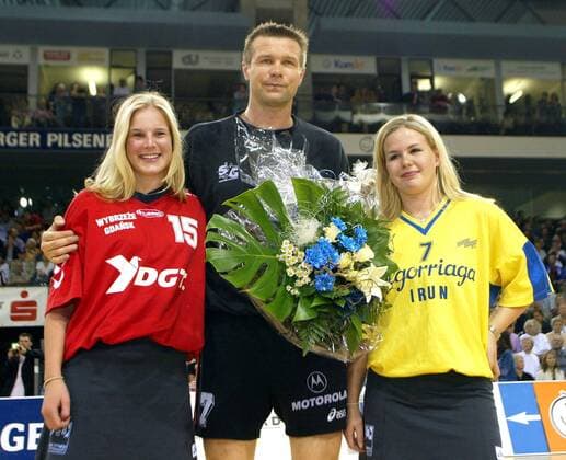 Bogdan Wenta (Flensburg) verabschiedet sich von der aktiven Laufbahn und wird Co-Trainer Handball 1. BL Herren Saison 2001 2002, SG Flensburg-Handewitt, Verabschiedung Gruppe Flensburg