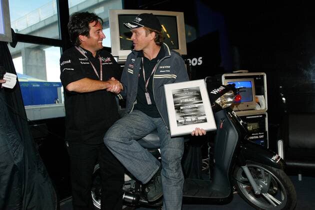 Teamchef Alfonso Sito Pons (li., Spanien Honda-Pons) überreicht Moderator Jürgen Fuchs die Powerplay 2002 Urkunde Motorsport WM Herren Weltmeisterschaft 2002, Motorrad, Motorradrennen, Motorradrennsport, Motorradsport, Vdig Gruppe Comunitat Valencia Cheste