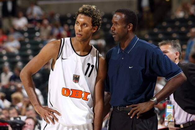 Co-Trainer Rolando Blackman (re.) gibt Stefano Garris (beide Deutschland) Anweisungen Basketball WM Herren Weltmeisterschaft 2002, Länderspiel, Halbfinale, Nationalmannschaft, Nationalteam, Nationaltrikot Gruppe Conseco Fieldhouse Indianapolis