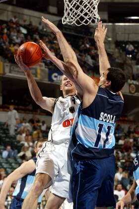 Henrik Rödl (li., Deutschland) gegen Luis Scola (Argentinien) Basketball WM Herren Weltmeisterschaft 2002, Halbfinale, Länderspiel, Deutschland - Argentinien 80:86 Gruppe Conseco Fieldhouse Indianapolis Dynamik, Abwehr,