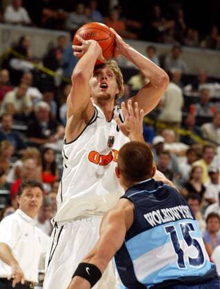 Dirk Nowitzki (hinten, Deutschland) gegen Wolkowyski (Argentinien) Basketball WM Herren Weltmeisterschaft 2002, Halbfinale, Länderspiel, Deutschland - Argentinien 80:86 Gruppe Conseco Fieldhouse Indianapolis