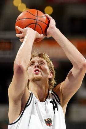 Dirk Nowitzki (Deutschland) - Freiwurf Basketball WM Herren Weltmeisterschaft 2002, Gruppenspiel, Gruppe F, Länderspiel, Nationalteam, Nationalmannschaft Einzelbild Conseco Fieldhouse Indianapolis