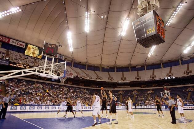 Dirk Nowitzki (Deutschland) - Freiwurf vor der Kulisse des RCA-Dome Basketball WM Herren Weltmeisterschaft 2002, Gruppenspiel, Gruppe C, Länderspiel, Nationalteam, Nationalmannschaft Totale RCA-Dome Indianapolis