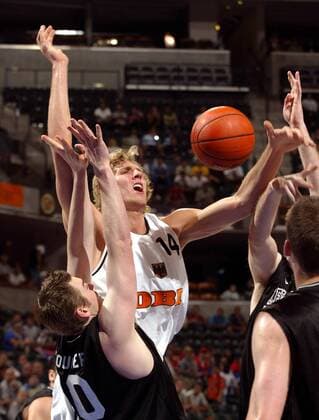 Dirk Nowitzki (Mitte, Deutschland) gegen Dillon Boucher (li., Neuseeland) Basketball WM Herren Weltmeisterschaft 2002, Spiel um Platz 3, Länderspiel, Deutschland - Neuseeland 117:94 Gruppe Conseco Fieldhouse Indianapolis Dynamik,