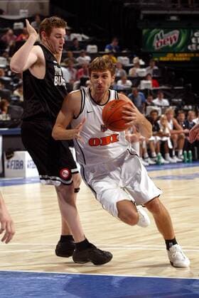 Marko Pesic (re., Deutschland) gegen Dillon Boucher (Neuseeland) Basketball WM Herren Weltmeisterschaft 2002, Länderspiel, Spiel um Platz 3, Nationalteam, Deutschland - Neuseeland 117:94 Gruppe Conseco Fieldhouse Indianapolis Dynamik,