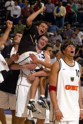 Misan Nikagbatse, Patrick Femerling und Mithat Demirel (v.re., alle Deutschland) - Jubel Basketball WM Herren Weltmeisterschaft 2002, Länderspiel, Spiel um Platz 3, Nationalmannschaft, Nationalteam Gruppe Conseco Fieldhouse Indianapolis Freude, Begeisterung,