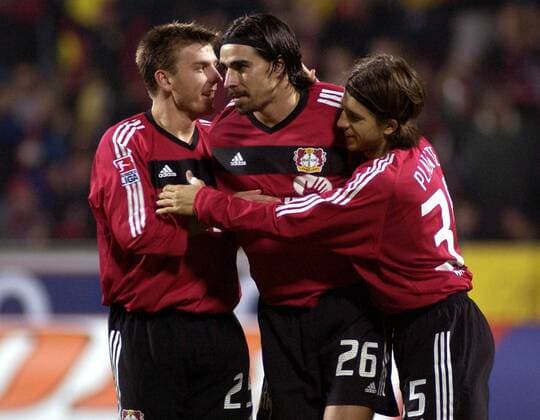 Torschütze Zoltan Sebescen (Mitte), Bernd Schneider (li.) und Diego Placente (alle Leverkusen) - Torjubel Fußball 1. BL Herren DFB-Pokal 2002 2003, Pokalspiel, Bayer 04 Leverkusen, Gruppe BayArena Leverkusen Freude,