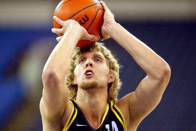 Dirk Nowitzki (Deutschland) - Freiwurf Basketball WM Herren Weltmeisterschaft 2002, Länderspiel, Gruppenspiel, Gruppe F, Nationalmannschaft, Nationalteam, Einzelbild Indianapolis