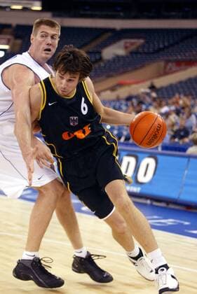 Jörg Lütcke (Deutschland, re.) am Ball gegen Alexey Savrasenko (Rußland) Basketball WM Herren Weltmeisterschaft 2002, Länderspiel, Gruppenspiel, Gruppe F, Nationalmannschaft, Nationalteam, Gruppe Indianapolis Dynamik,