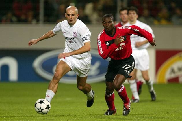 Pascal Ojigwe (Leverkusen, re.) gegen Predrag Djordjevic (Piräus) Fußball EC 1 Herren Champions League 2002 2003, Bayer 04 Leverkusen - Olympiakos Piräus 2.0 Gruppe Leverkusen Dynamik,