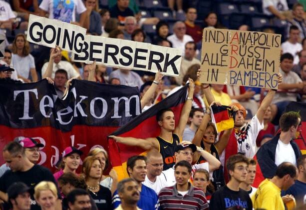 Deutsche Basketballfans aus Bamberg grüßen ihre Heimat Basketball WM Herren Weltmeisterschaft 2002, Länderspiel, Nationalmannschaft, Nationalteam, Deutschland Totale RCADome Indianapolis, Nationaltrikot Freude,