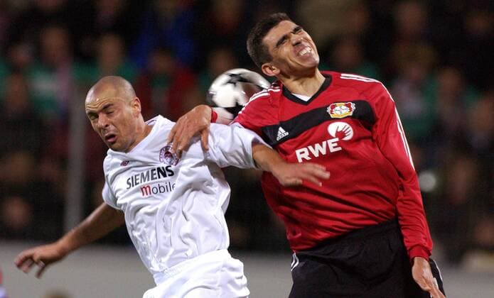 Stylianos Giannakopulos (Piräus) gegen Lucio (Leverkusen) Fußball EC 1 Herren Champions League 2002 2003, Bayer 04 Leverkusen - Olympiakos Piräus 2:0, Gruppe BayArena Leverkusen Dynamik,