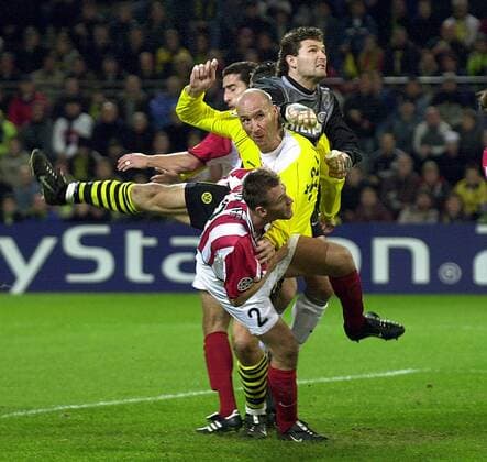 Jan Koller (Mitte, BVB) gegen Torwart Ronald Waterreus (re.) und Andre Ooijer (beide Eindhoven) Fußball EC 1 Herren Champions League 2002 2003, Borussia Dortmund - PSV Eindhoven 1:1 Gruppe Westfalenstadion Dortmund Dynamik, Kampf