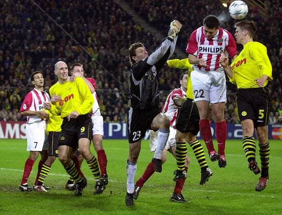 Wilfred Bouma (Eindhoven) gewinnt das Kopfballduell gegen Sebastian Kehl (re., BVB); Torwart Waterreus (Eindhoven) kommt zu spät Fußball EC 1 Herren Champions League 2002 2003, Borussia Dortmund - PSV Eindhoven 1:1 Gruppe Westfalenstadion Dortmund Dynamik,