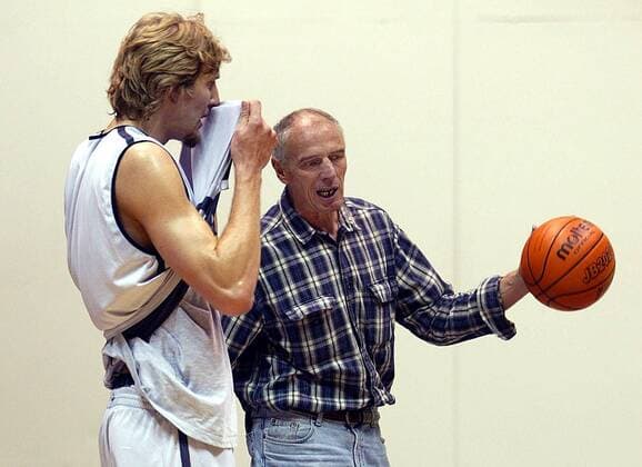 Dirk Nowitzki (li.) und sein Privattrainer Holger Geschwindner (beide Deutschland) Basketball WM Herren Weltmeisterschaft 2002, Nationalmannschaft, Nationalteam Gruppe Indianapolis