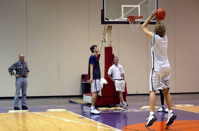 Dirk Nowitzki (re.) - Korbwurf; Robert Maras (2.v.li., beide Deutschland) sieht zu, li. Nowitzkis Privattrainer Holger Geschwindner Basketball WM Herren Weltmeisterschaft 2002, Nationalmannschaft, Nationalteam Gruppe Indianapolis