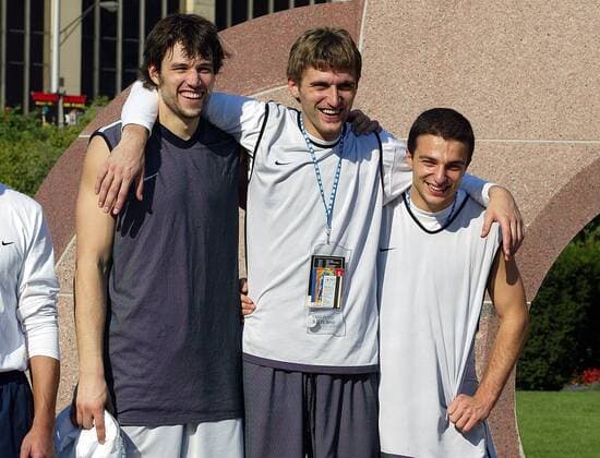 Jörg Lütcke, Marko Pesic und Mithat Demirel (v.li., alle Deutschland) genießen die freie Zeit Basketball WM Herren Weltmeisterschaft 2002, Nationalmannschaft, Nationalteam, Gruppe Indianapolis