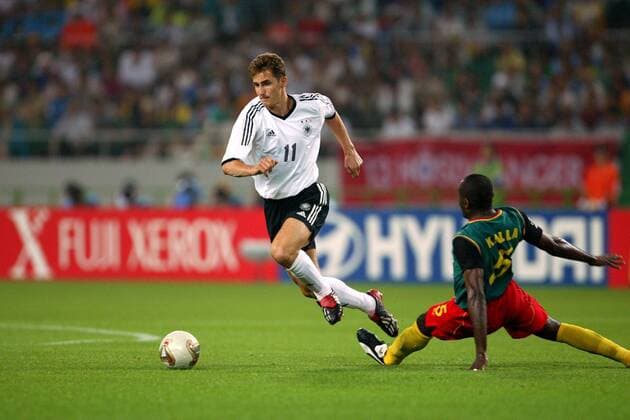 Miroslav Klose (li., Deutschland) vorbei an Raymond Kalla (Kamerun) Fußball WM Herren Weltmeisterschaft 2002, Länderspiel, Gruppenspiel, Gruppe E, Kamerun - Deutschland 0:2, Vdig Gruppe Shizuoka Dynamik