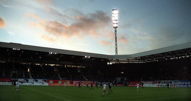 Fußball, Stadiongeschichte FC Hansa Rostock Das Rostocker Ostseestadion versinkt in der Abenddämmerung, Fußball 1. BL Herren Saison 2001 2002, FC Hansa Rostock - FC Energie Cottbus 0:0 Totale Ostseestadion Rostock