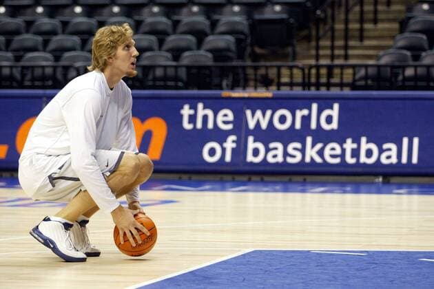 Dirk Nowitzki (Deutschland) mit Ball Basketball WM Herren Weltmeisterschaft 2002, Nationalmannschaft, Nationalteam, Training Einzelbild Indianapolis