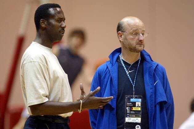 Bundestrainer Henrik Dettmann (re.) und Co-Trainer Rolando Blackman (beide Deutschland) im Gespräch Basketball WM Herren Weltmeisterschaft 2002, Nationalmannschaft, Nationalteam Gruppe Indianapolis